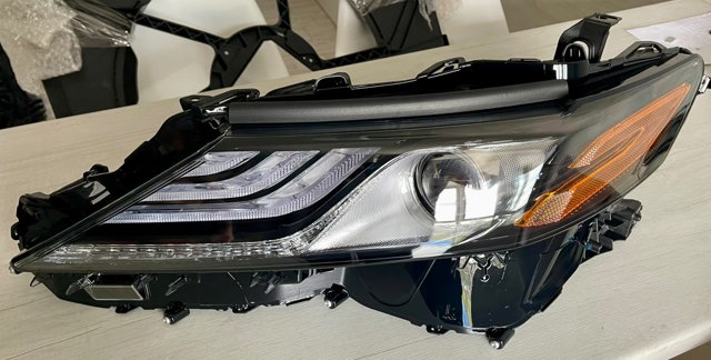 Правая блок фара 8111006G30 TOYOTA
