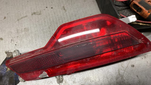 Правый отражатель бампера 63147187220 BMW