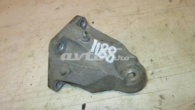 Кронштейн подушки (опоры) двигателя, левой 1230231010 TOYOTA