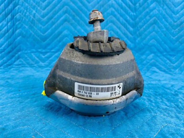 Правая опора двигателя 22116762608 BMW