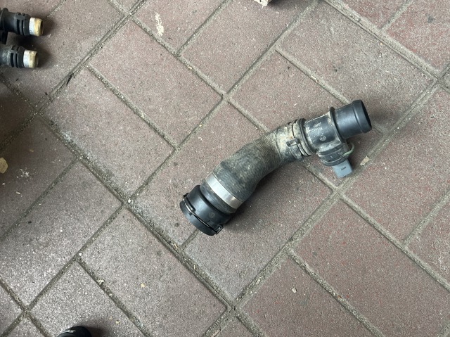 Водяной патрубок Audi A8 D3