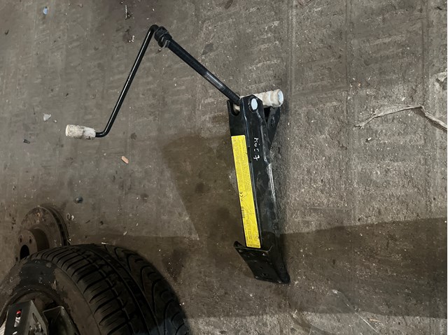 Домкрат автомобильный 4G0011031F VAG