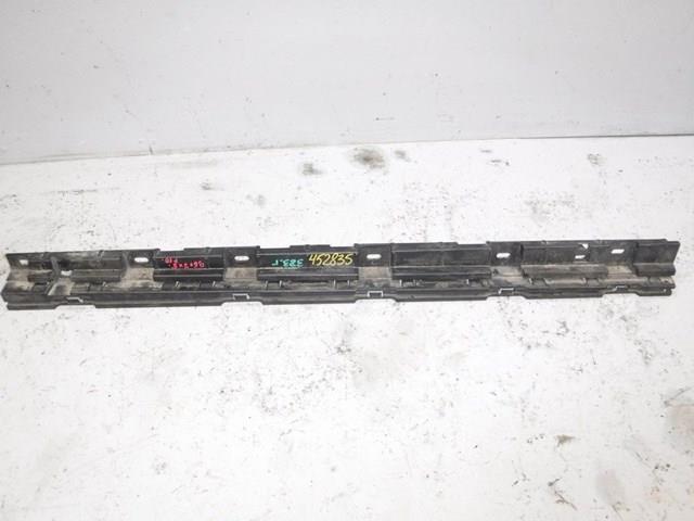 Кронштейн наружной накладки порога правой 51777184778 BMW