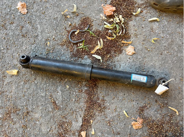 Задний амортизатор 562104BA0C NISSAN