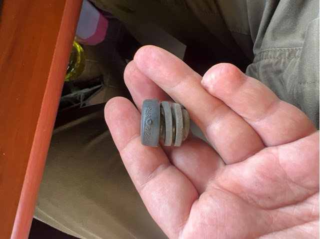 Буфер капота резиновый 658228H310 NISSAN