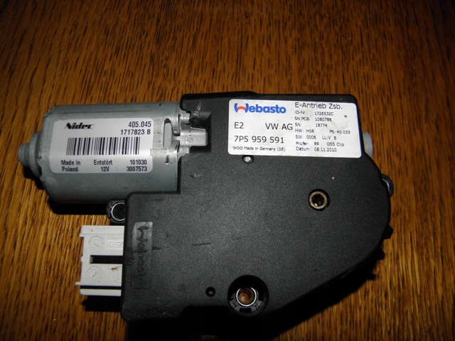 Мотор привода люка 7P5959591 VAG
