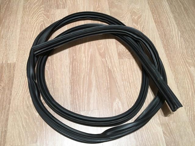Уплотнитель двери задка кузова 90830BM400 NISSAN
