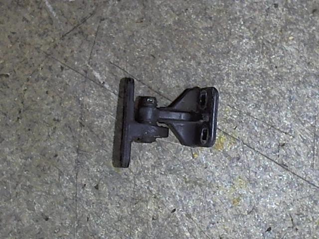 Петля водительской двери A1687202137 MERCEDES