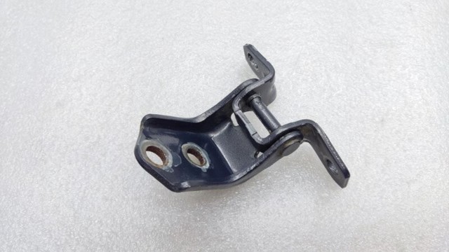 Дверной шарнир водительской вери F15158210A MAZDA