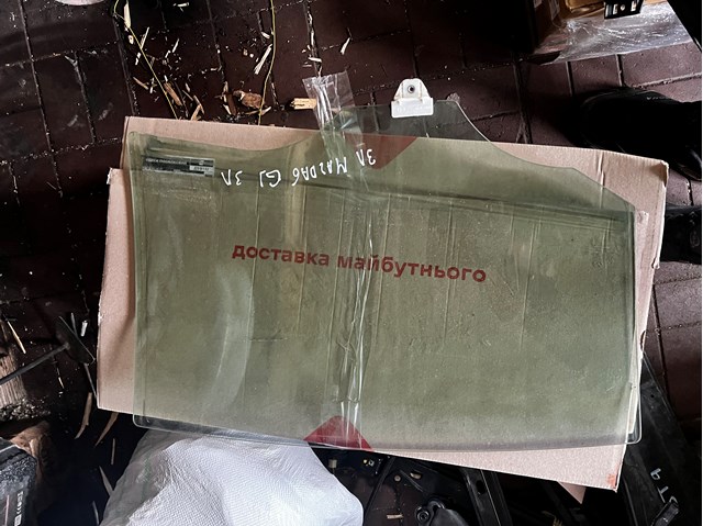 Стекло задней двери, левой GHK173510A MAZDA