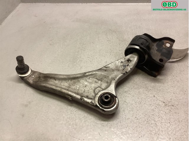 Рычаг передней подвески нижний, правый LR024472 LAND ROVER