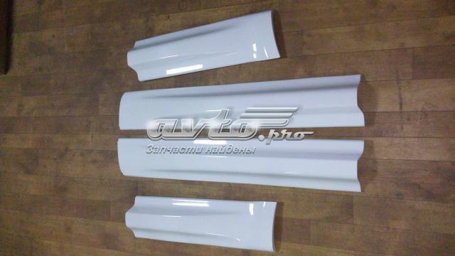 Накладка задней правой двери, нижняя LR077405 LAND ROVER