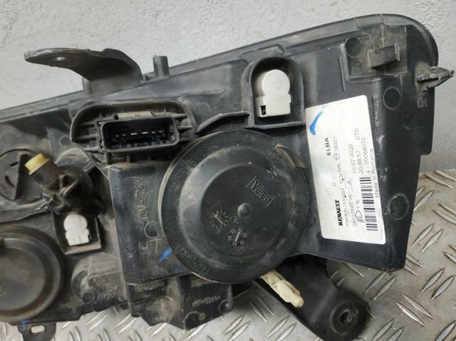 260105871R RENAULT Правая фара купить в Ирпень