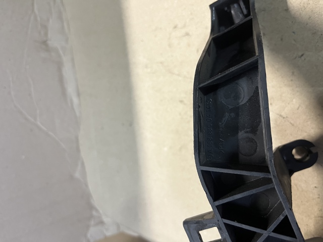 A1688800414 MERCEDES Кронштейн бампера переднего правый купить в Каменское