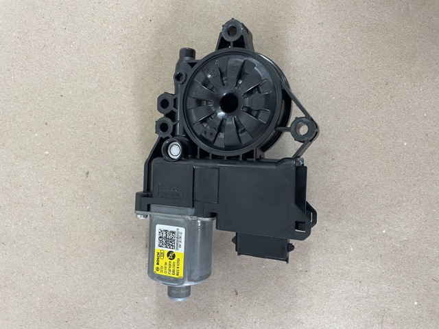 Мотор стеклоподъемника двери передней, правой 82460CV010 HYUNDAI