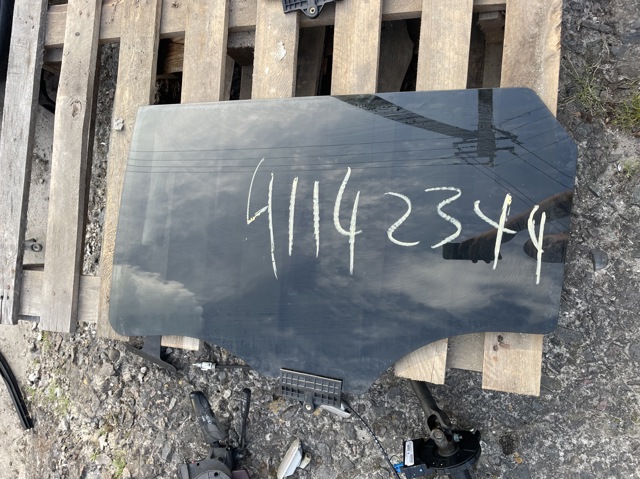 Стекло задней двери, левой 83410CV020 HYUNDAI