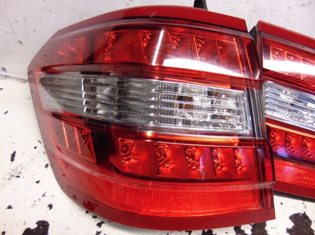 Задний левый внешний фонарь A2128203764 MERCEDES