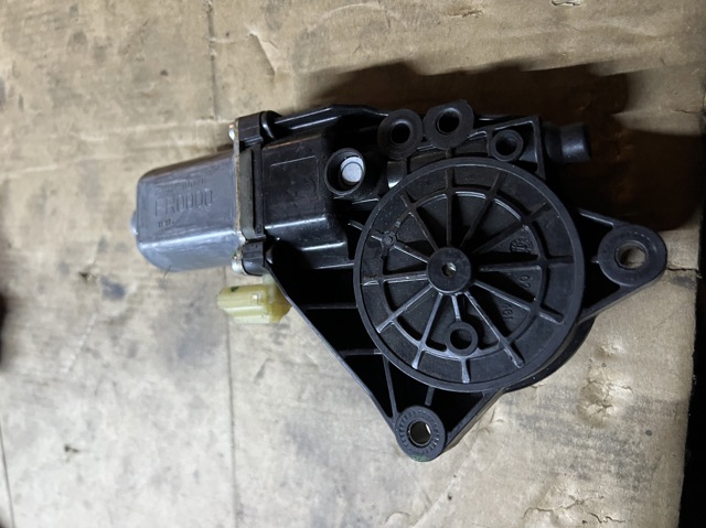 HYUNDAI 824601U000 Мотор стеклоподъемника двери передней правой в наличии Чернигов