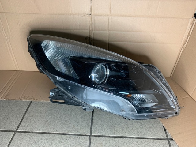 Правая блок фара 13399867 OPEL