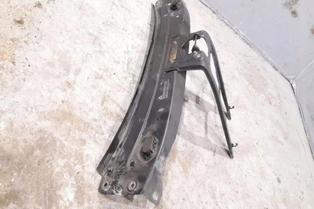 MERCEDES 1646200486 Верхняя рамка радиатора в наличии Украина