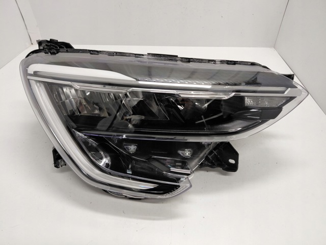 Фара правая 260102683R RENAULT