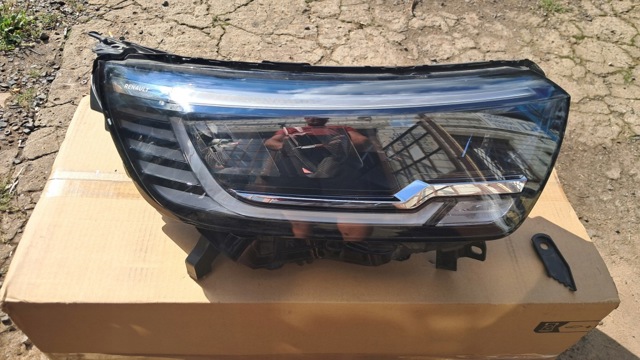 RENAULT 260103264R Правая фара в наличии Николаев
