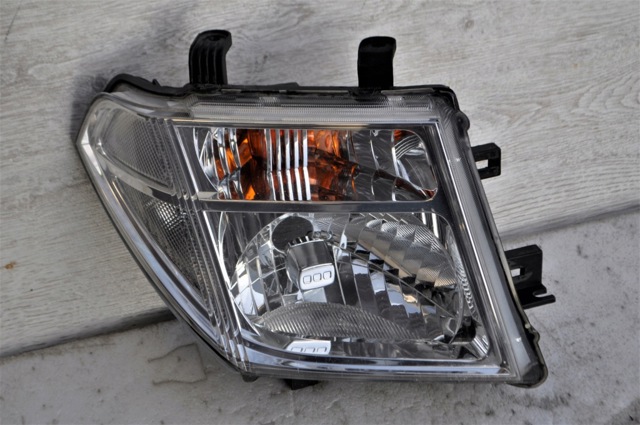 Правая блок фара 26010EB30A NISSAN
