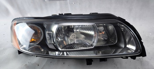 VOLVO 30698848 Фара правая в наличии Николаев