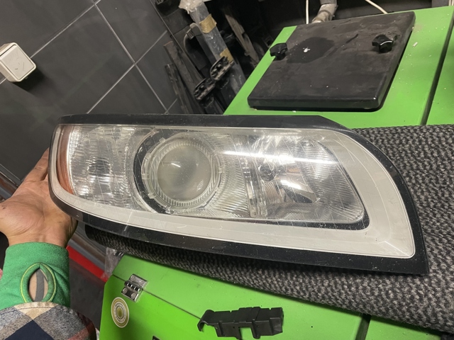 Правая блок фара 30763034 VOLVO