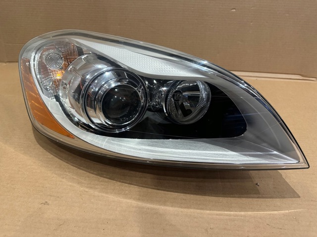 30763136 VOLVO Фара правая купить в Днепр