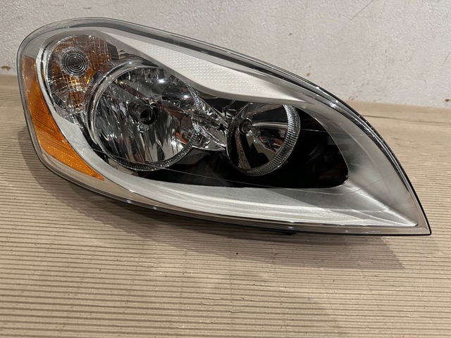 30763144 VOLVO Правая фара купить в Павлоград