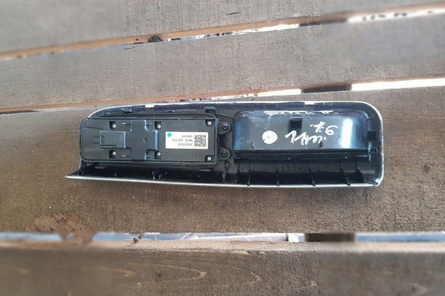 31264913 VOLVO Кнопочный блок управления стеклоподъемником передний левый купить в Николаев