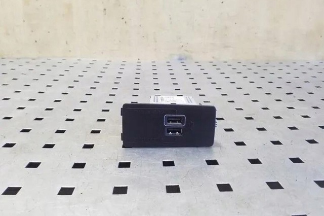 USB-разветвитель 31407038 VOLVO
