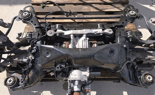 Поперечина задней подвески 32221680 VOLVO