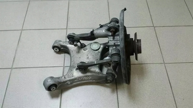 BMW 33326775079 Цапфа задняя левая в наличии Павлоград