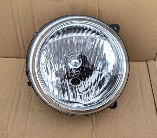 CHRYSLER 55155808AA Правая фара в наличии Ужгород