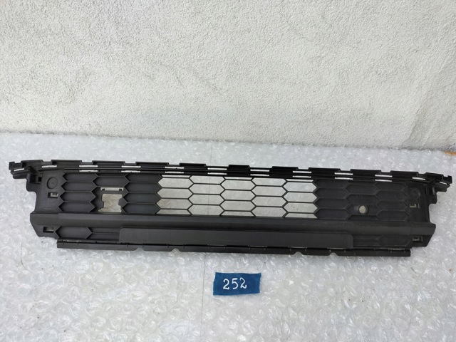 565853677A VAG Решетка радиатора купить в Киев