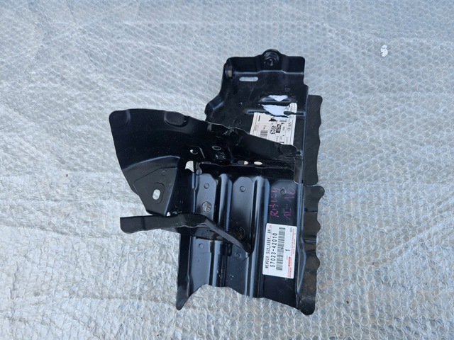 Кронштейн арки колеса (лонжерона) правый 5702342010 TOYOTA