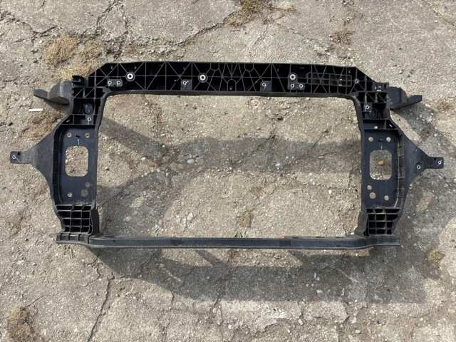 HYUNDAI 64101Q0480 Рамка радиатора в наличии Ровно