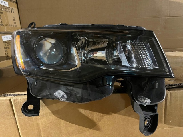 CHRYSLER 68266646AE Правая фара в наличии Кривой Рог