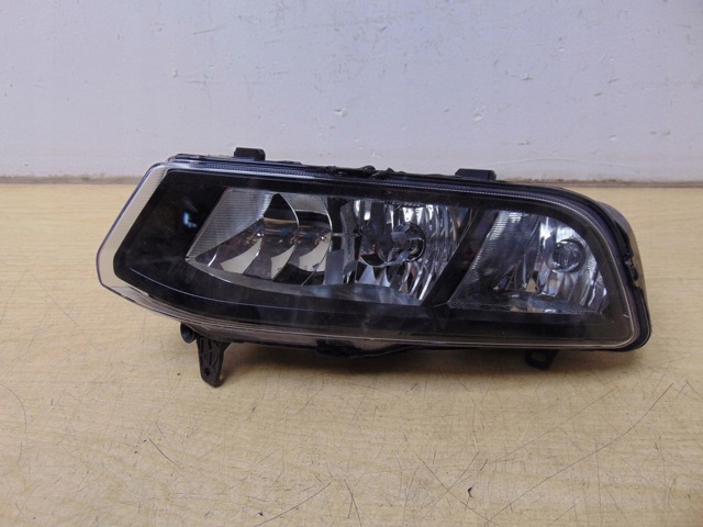 Противотуманка левая 6C0941661G VAG