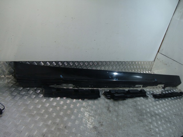 BMW 7256918 Кронштейн наружной накладки порога правой в наличии Ирпень