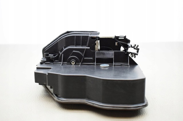 7318413 BMW Замок двери задней левой купить в Украина