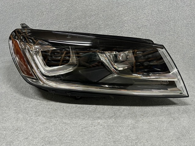 VAG 7P0941752 Фара правая в наличии Чернигов