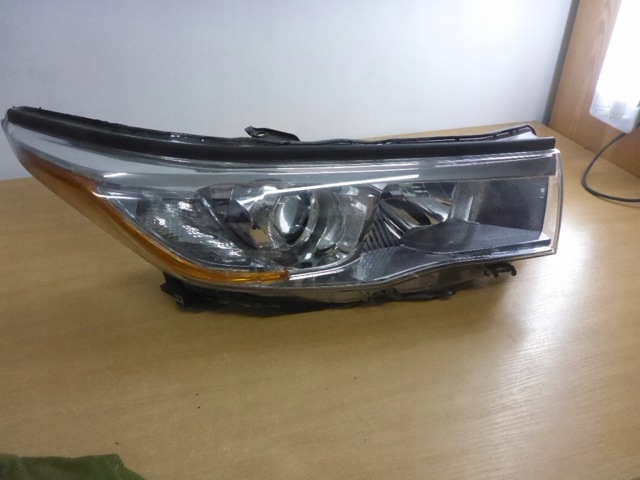 Фара передняя правая 811100E250 TOYOTA