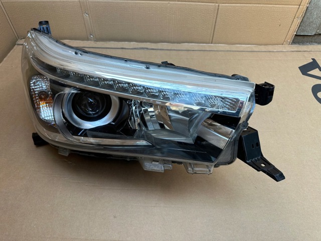 TOYOTA 811100K732 Правая фара в наличии Ужгород