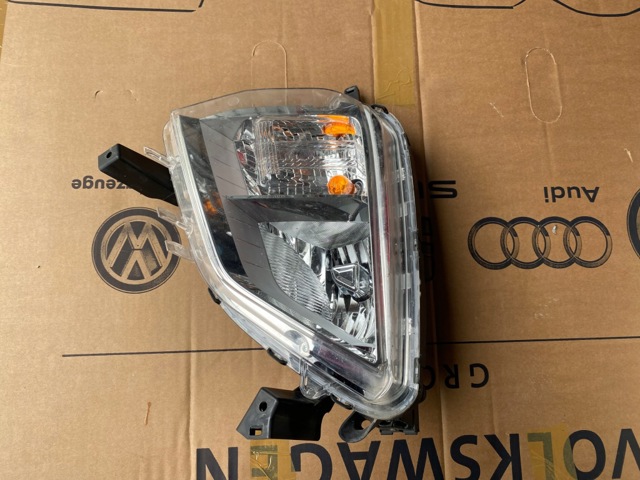 Противотуманная фара левая 8315A031 MITSUBISHI