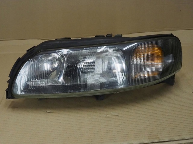 VOLVO 8620686 Левая фара в наличии Тернополь