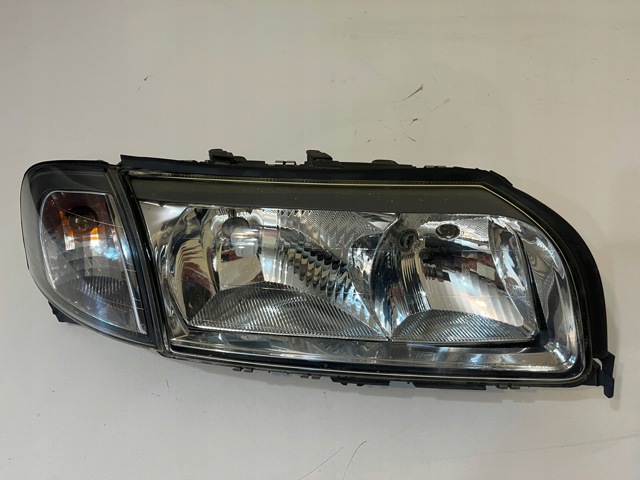 Фара передняя правая 8693558 VOLVO
