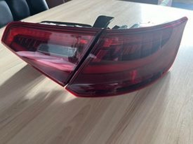 8V4845300A Стекло кузова (багажного отсека) правое купить Чернигов